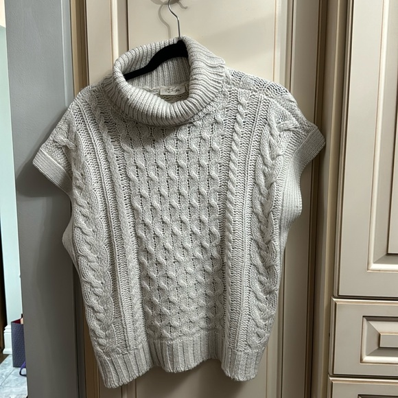 Sleeveless sweater. Current season. - Picture 1 of 5